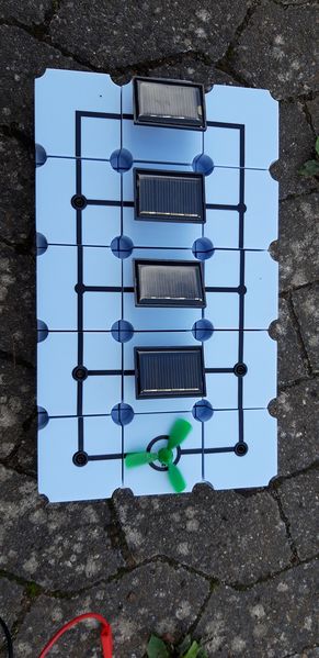 Datei:Vier Solarzellen parallel.jpg